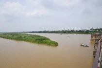 Phát hiện vật nghi bom cách cầu Long Biên khoảng 500m