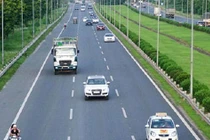 Từ 2020 ô tô đi sai làn đường bị phạt bao nhiêu?