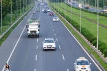 Từ 2020 ô tô đi sai làn đường bị phạt bao nhiêu?