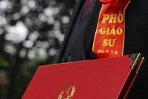 Tiếp tục lùi lịch xét công nhận giáo sư, phó giáo sư