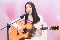 Ba mẹ ly hôn từ khi 4 tuổi, Thuỳ Tiên phải làm đủ nghề kiếm sống