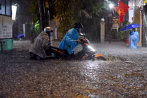 TPHCM: Hễ mưa là... ngập!