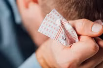 Vô tình vò nát tấm vé trúng 26 triệu USD trong máy giặt