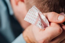 Vô tình vò nát tấm vé trúng 26 triệu USD trong máy giặt