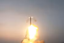 Chiến hạm tàng hình Ấn Độ phóng thử nghiệm thành công tên lửa hành trình siêu thanh BrahMos