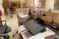 Không chỉ đánh người, người đàn ông Lybia trên còn đập phá nhiều đồ đạc.