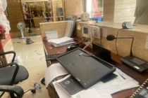 Không chỉ đánh người, người đàn ông Lybia trên còn đập phá nhiều đồ đạc.