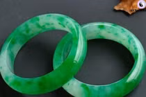 Thành phần quyết định màu xanh của ngọc