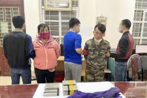 2 đối tượng Cư Chiếu và Hờ Thị Xày cùng tang vật tại cơ quan công an.