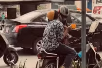 Clip cụ ông dừng xe rót nước cho cháu khiến cộng đồng mạng xúc động