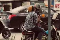 Clip cụ ông dừng xe rót nước cho cháu khiến cộng đồng mạng xúc động