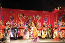 Cố đô sáng đèn hát bội