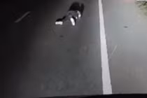 thanh niên nằm giữa đường