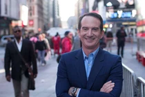 Triệu phú tự thân Mỹ: 'Muốn làm giàu thì mua nhà, không nên ở thuê'