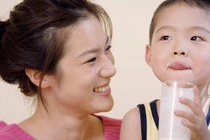 1 ly sữa ấm giúp giấc ngủ ngon hơn