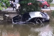 Chiếc ô tô lao xuống mương nước, khiến 2 người tử vong.