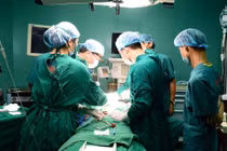 Cắt khối u tuyến giáp khổng lồ chít hẹp đường thở