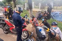 Cảnh sát nổ súng, khống chế 5 người