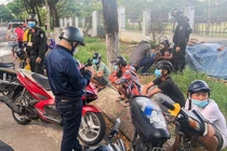 Cảnh sát nổ súng, khống chế 5 người