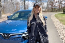 “Nữ hoàng review” Supercar Blondie nói gì khi lần đầu lái VinFast VF 8 tại Mỹ?