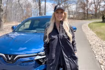 “Nữ hoàng review” Supercar Blondie nói gì khi lần đầu lái VinFast VF 8 tại Mỹ?