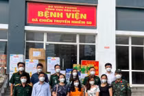 Bà Nguyễn Lê Vân, Phó Trưởng phòng Báo chí, Sở Thông tin - Truyền thông TPHCM, nhà báo Bùi Hương cùng các nhà hảo tâm trao quà tại Bệnh viện Dã chiến Truyền nhiễm số 5D.