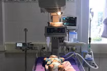 Mắc COVID-19 nặng bội nhiễm, trẻ 4 tháng tuổi bị suy hô hấp cấp, viêm phổi nặng