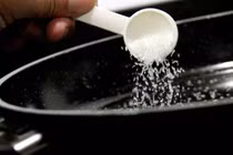 Ăn mì chính, run chân tay