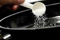 Ăn mì chính, run chân tay