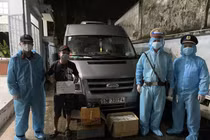 Xe khách có mã QR "luồng xanh" chở thực phẩm hỗ trợ bị phát hiện chở thuốc lá lậu. Ảnh: PC08