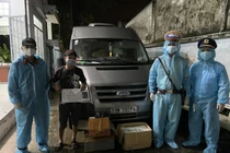 Xe khách có mã QR "luồng xanh" chở thực phẩm hỗ trợ bị phát hiện chở thuốc lá lậu. Ảnh: PC08