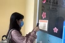 Người dân quét mã QR Code trước khi liên hệ làm việc tại Ủy ban Mặt trận Tổ quốc Việt Nam tỉnh Kiên Giang. Ảnh: Lê Sen/TTXVN