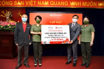 Đại diện Bộ Công an tiếp nhận ủng hộ các trang thiết bị từ “Quỹ An Sinh Sức Sống Mới của BRG và SeABank”.