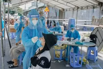 Nhân viên y tế lấy mẫu kháng nguyên Covid-19 cho người dân. Ảnh minh họa.