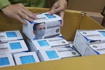 Tạm giữ hơn 100.000 khẩu trang không ghi hạn sử dụng