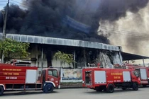 Phòng Cảnh sát PCCC-CNCH Công an TPHCM điều động nhiều đơn vị đến chi viện KCN Tân Phú Trung.