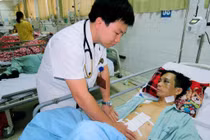 Cứu sống bệnh nhân chấn thương sọ não, vỡ tá tràng độ 3