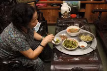 Ăn một mình, người già dễ bị bệnh “tấn công”