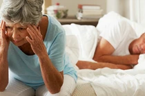 Lý do người già không nên nghĩ nhiều trước khi ngủ