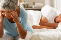 Lý do người già không nên nghĩ nhiều trước khi ngủ