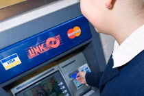 Người dùng thẻ ATM ở các nước có trả phí rút tiền không?