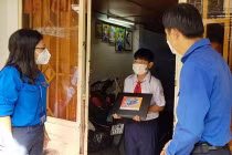 Thành đoàn TPHCM tặng máy tính xách tay giúp trẻ mồ côi có phương tiện học tập - Ảnh: QĐND