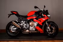 BMW S 1000 R phiên bản Race được nhập khẩu từ Đức và phân phối chính hãng.