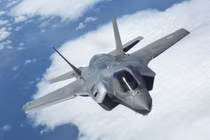 Sự cố mới với siêu tiêm kích tàng hình Mỹ, F-35A không thể bay trong giông bão