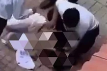 Video nữ sinh lớp 10 rơi lầu trong giờ ra chơi, có dấu hiệu trầm cảm