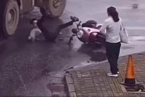 Video: Phản xạ tuyệt vời thoát khỏi tay tử thần