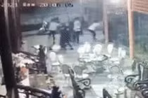 Tạm giữ 20 thanh niên xông vào nhà chém người