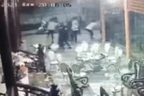 Tạm giữ 20 thanh niên xông vào nhà chém người