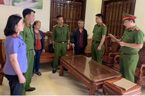 Cơ quan Cảnh sát điều tra, Công an tỉnh Sơn La thi hành Quyết định khởi tố vụ án, khởi tố bị can và Lệnh bắt tạm giam đối với ông Bùi Mạnh Hùng. Ảnh: Công an cung cấp.