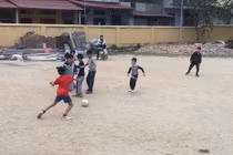 Bé 5 tuổi tử vong khi đá bóng dưới trời mưa lạnh